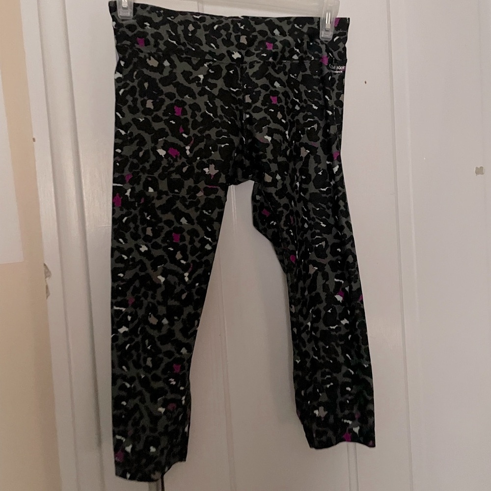 calvin klein green animal print capri leggings large